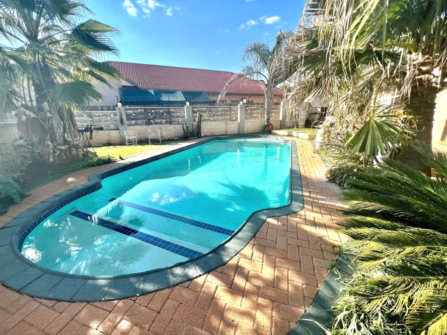 8 Bedroom Property for Sale in Baillie Park North West